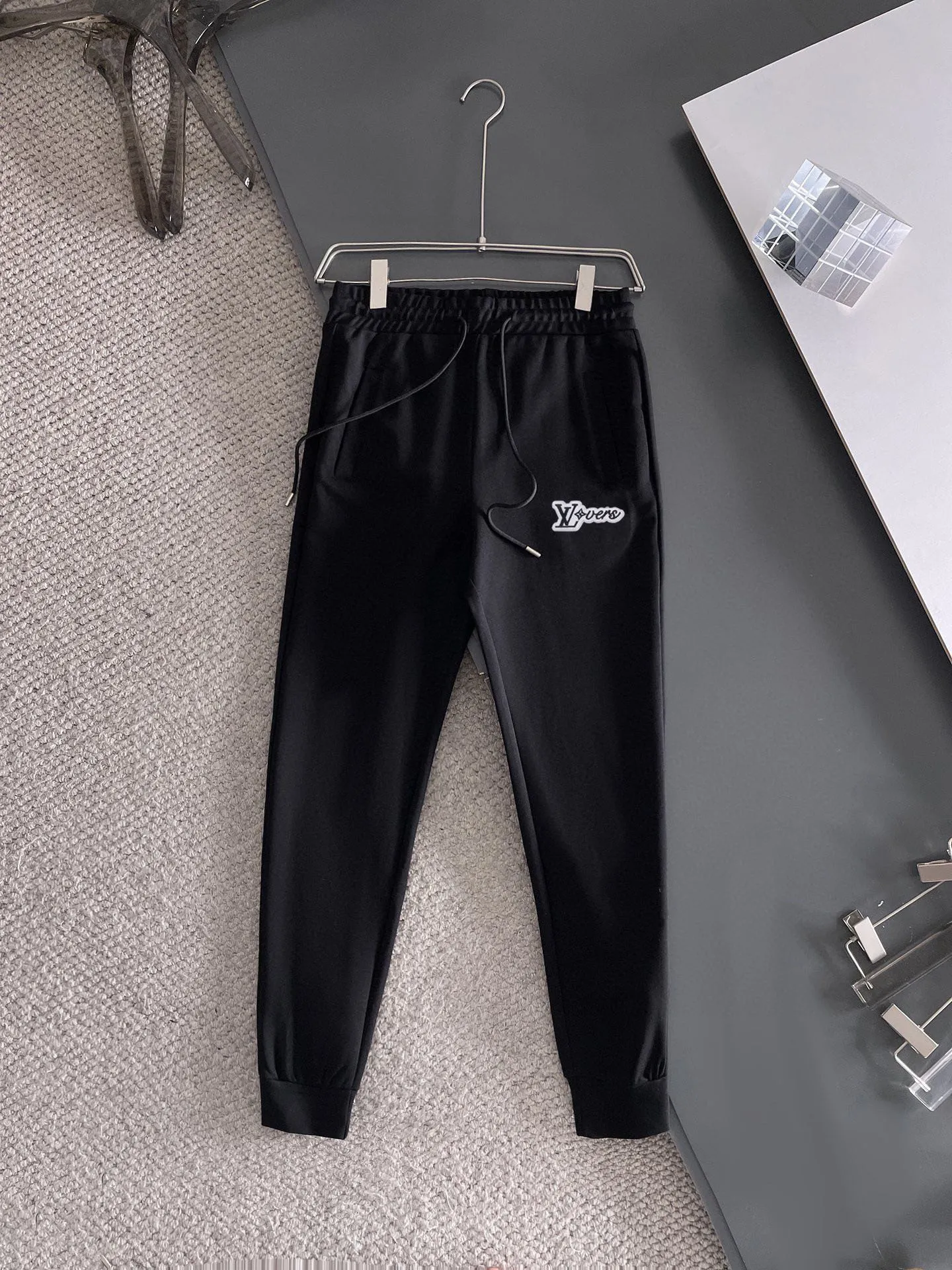 🅿️420 [LV Louis Vuitton] (Fat Man Gospel) hot-selling suit is coming. Focus on the original version of the official website. 2025 new hot-selling cardigan sweater suit. The original order is the best. 🇭🇰The meticulous work of top designers is dedicated to a fitting and perfect upper body effect. All-natural high-quality Roman cotton 100%, close-fitting comfort, noble and elegant! Original hardware embodies elegance and nobility! Counter size: M-5XL (maximum wear up to 220 pounds)